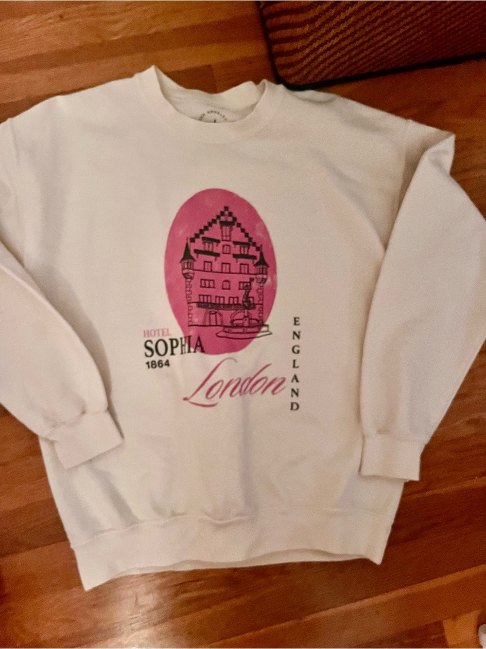 PacSun White Crewneck Sweatshirt with Pink London Graphic - Women